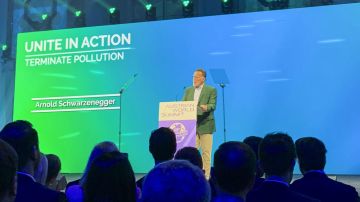 Schwarzenegger dijo que los "héroes" por el clima "no mandan tuits quejicas" sino que "se arremangan y dan caña porque saben que hay que hacer el trabajo".