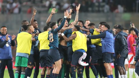 Jugadores de Ecuador celebran al finalizar el partido por las eliminatorias sudamericanas para el Mundial 2026 ante Perú.