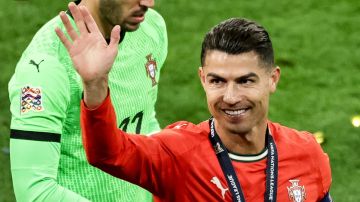 Cristiano Ronaldo saluda al público luego de ganar la UEFA Nations League con Portugal.