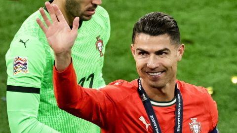 Cristiano Ronaldo saluda al público luego de ganar la UEFA Nations League con Portugal.