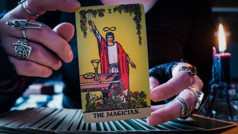 Cuando El Mago aparece en posición vertical, es un mensaje claro de iniciativa y potencial, según el tarot.