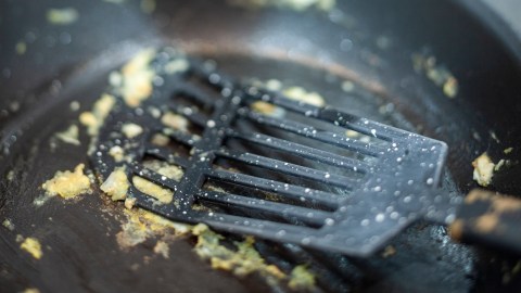 Si no mantienes la capa de aceite curado en el sartén, los alimentos se pegarán, y debes controlar el volumen del fuego.