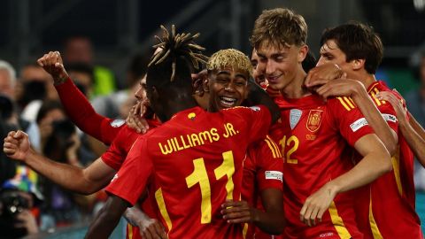 Lamine Yamal celebra el tercer gol de España junto a sus compañeros.