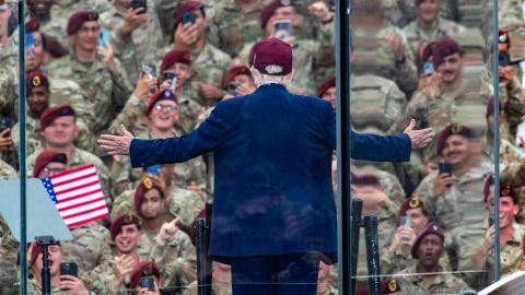 El presidente estadounidense, Donald Trump, habla en Fort Bragg para celebrar el 250.º aniversario del Ejército estadounidense en el Campo Pike de Fort Bragg, Carolina del Norte, EE. UU., el 10 de junio de 2025.
