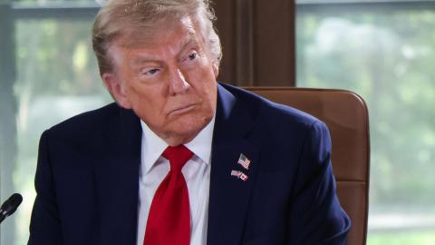 El presidente de Estados Unidos, Donald Trump, asiste a una sesión de trabajo durante la Cumbre del Grupo de los Siete (G7) en el Pomeroy Kananaskis Mountain Lodge en Kananaskis, Alberta, Canadá, el 16 de junio de 2025.