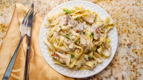 La empresa FreshRealm distribuyó el producto empaques de fettuccine Alfredo de pollo a tiendas Kroger y Walmart de todo el país.