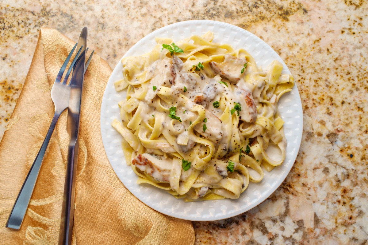 Brote de Listeria: Retiran de Kroger y Walmart fettuccine Alfredo de pollo por riesgo de contaminación