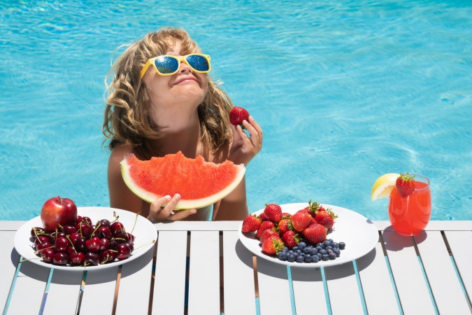 Las frutas de verano son ricas en agua y ayudan a mejorar la hidratación.