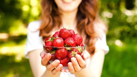 Las fresas son ricas en antioxidantes que ayudan a combatir los efectos de los radicales libres.