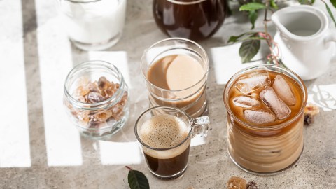 Disfruta de un café helado y delicioso con una receta fácil de preparar en casa.