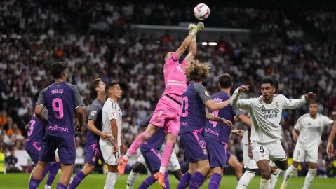 Joan García despeja un balón en un partido entre el Real Madrid y el Espanyol.