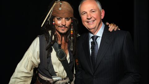 Johnny Depp llevó alegría a los pacientes al aparecer vestido con su icónico traje de Jack Sparrow.