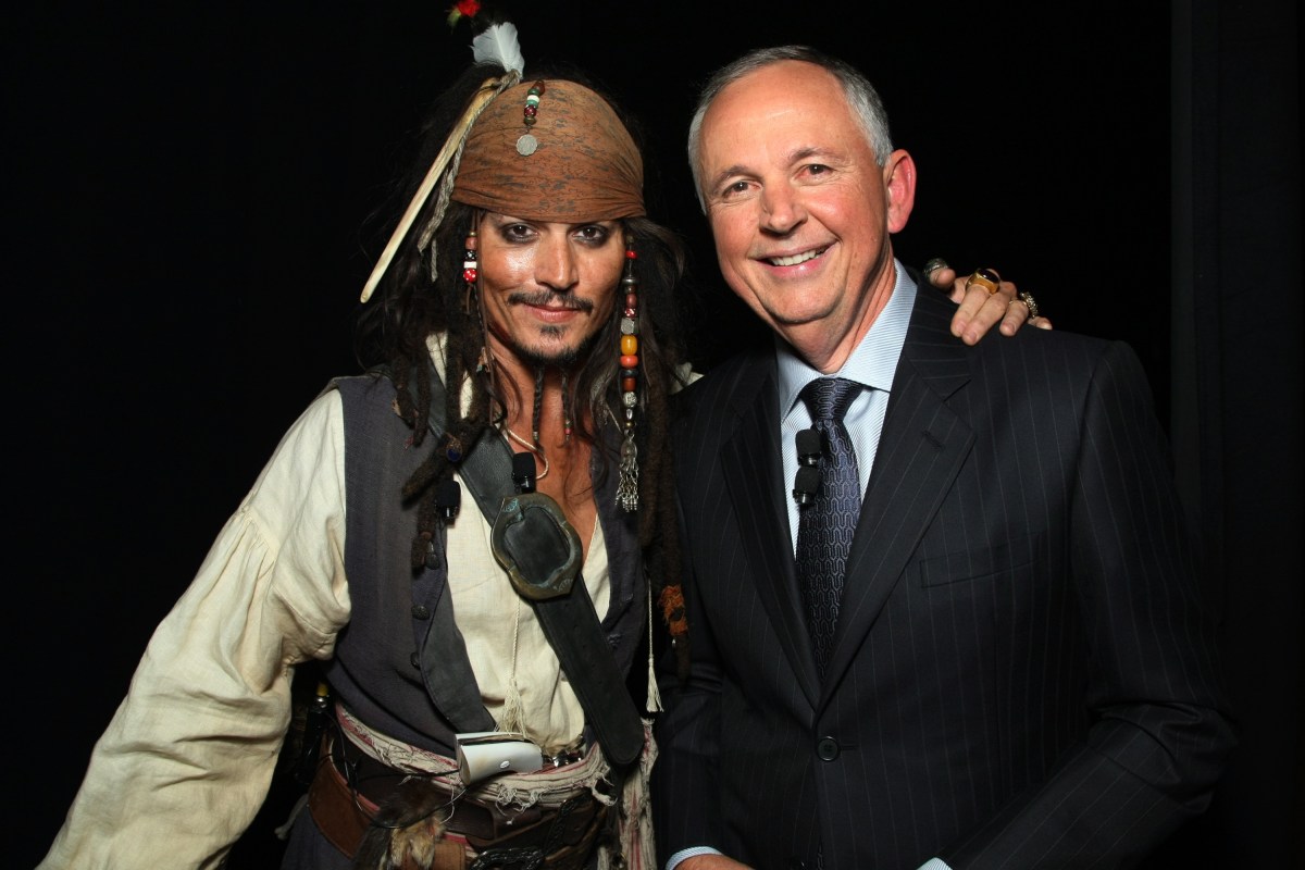 Johnny Depp sorprende a niños de un hospital en Madrid disfrazado de Jack Sparrow