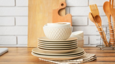 Cada pieza tiene un patrón de enrejado en relieve que le da un toque visual atractivo, además de que la porcelana es famosa por ser elegante y resistente.