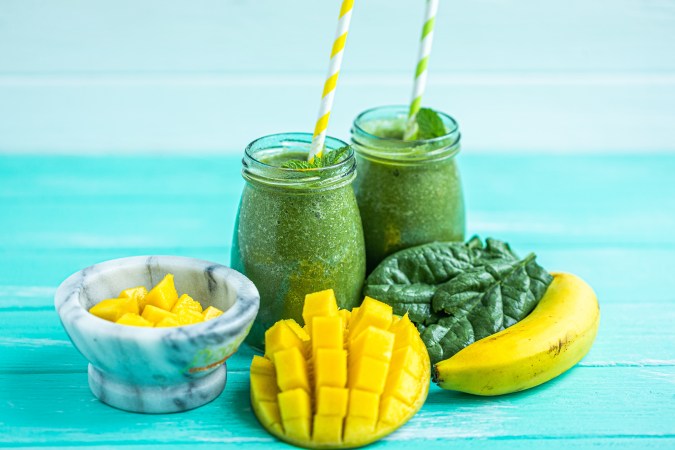 El mango combinado con la espinaca aporta minerales y vitaminas.