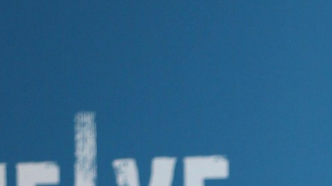 Laura Flores pidió ayuda debido a que la joven se encuentra en silla de ruedas y apenas puede hablar.