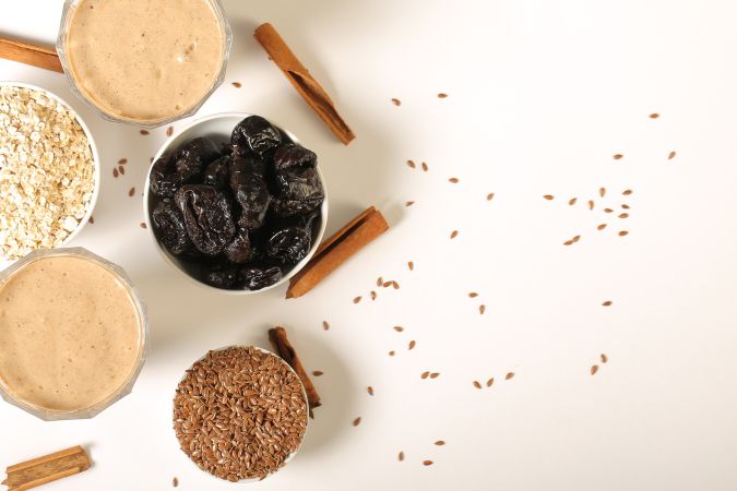 La ciruela y la avena contienen fibra soluble que mejora el proceso digestivo.