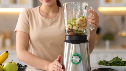El tarro principal tiene una capacidad de 68 onzas, ideal para preparar bebidas o comidas para entre 7 y 8 personas en una sola ronda