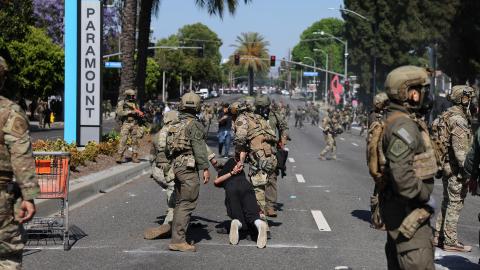 Los Ángeles: manifestantes y agentes de migración se enfrentaron por segundo día consecutivo
