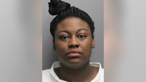 Foto policial de Aurionah-Rakii-Karie Parker-White, la madre acusada de matar a sus tres hijos en Chicago.