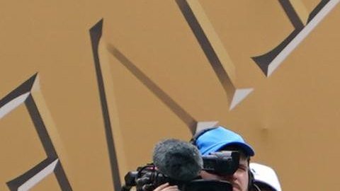 Phil Foden celebra con sus compañeros tras anotar el primer gol del Manchester City en el Mundial de Clubes.