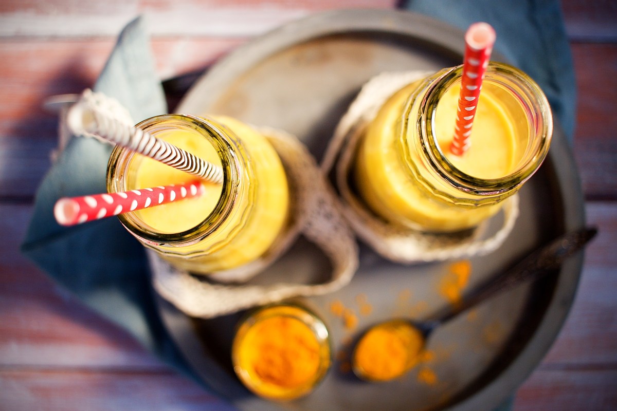 Shot antiinflamatorio: Delicioso licuado de mango, cúrcuma y jengibre para decirle adiós a la hinchazón