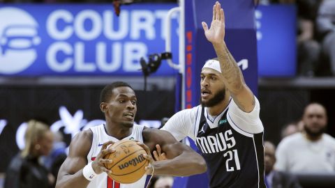 Jalen Duren, jugador de los Detroit Pistons maneja el balón antel el jugador Daniel Gafford, de Dallas Mavericks.