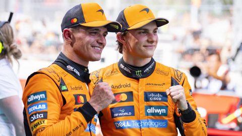 El australiano Oscar Piastri (d),y el británico Lando Norris, celebran el primer y segundo puesto respectivamente del Gran Premio de España de Fórmula 1.