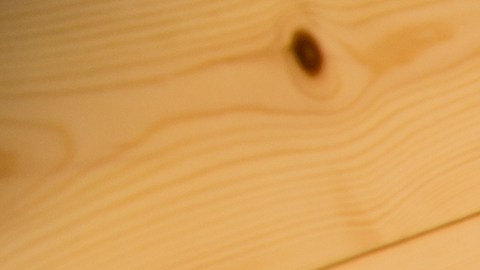 Todo el acabado mantiene una estética de madera clara natural, con estilo de casa de campo moderna.