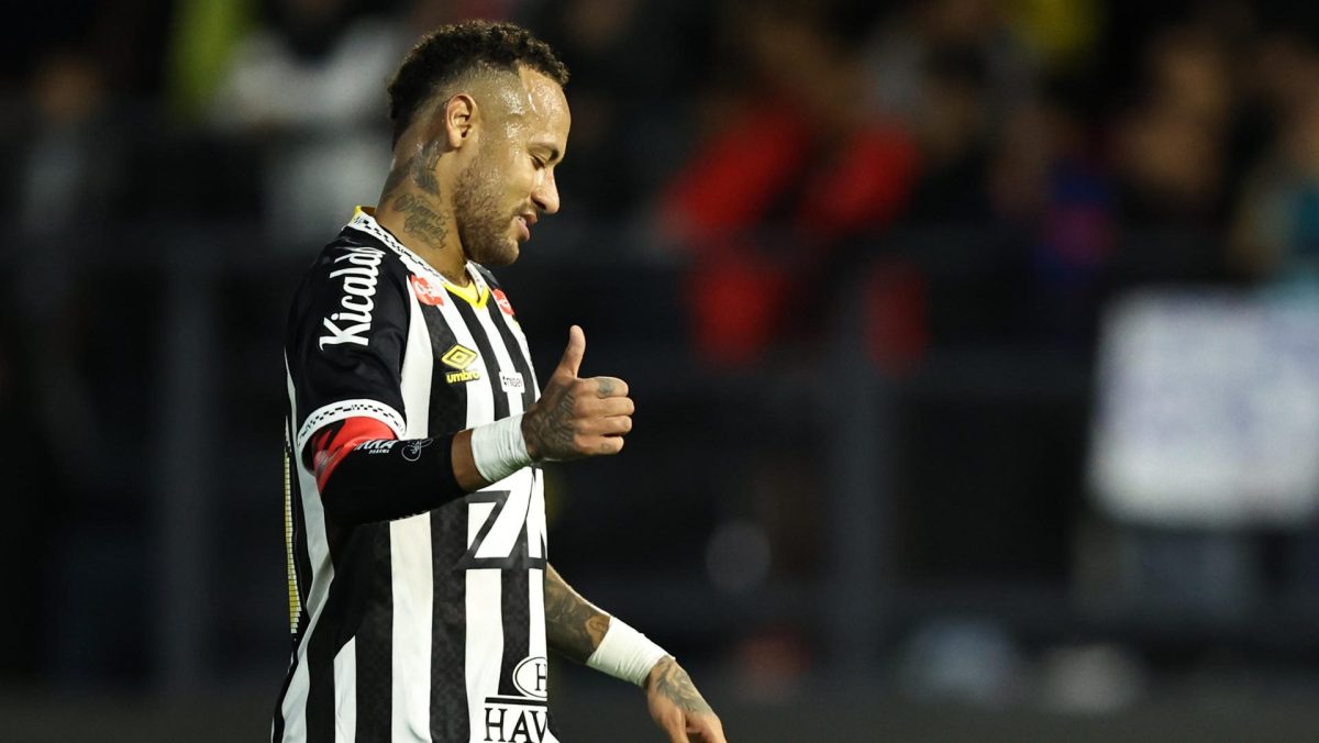 Expulsan a Neymar en su regreso con el Santos tras un mes lesionado