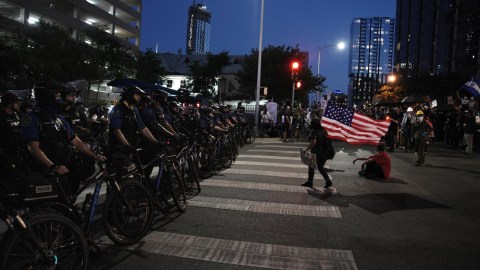¿Cuántos arrestados dejaron las protestas contra Trump en Estados Unidos?