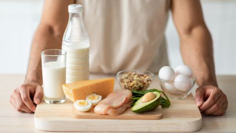 Las proteínas son claves para ganar masa muscular, por lo que se recomienda incluirla en la dieta diaria.