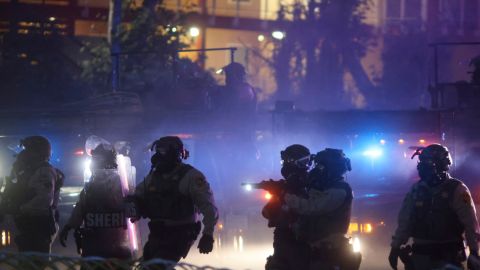¿Por qué agentes de ICE usan máscaras en las redadas migratorias?