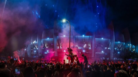 Hinchas del PSG celebran a las afueras del Parc des Princes.