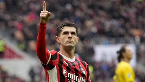 Christian Pulisic durante un partido con el Milan.
