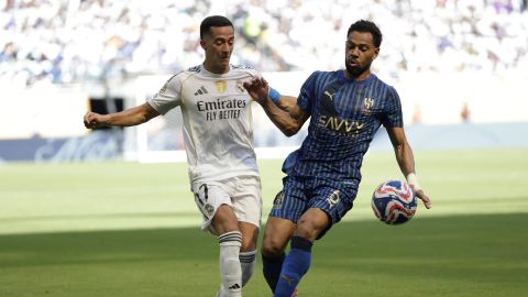 Lucas Vázquez disputa el balón con Renan Lodi en el partido entre el Real Madrid y Al Hilal.