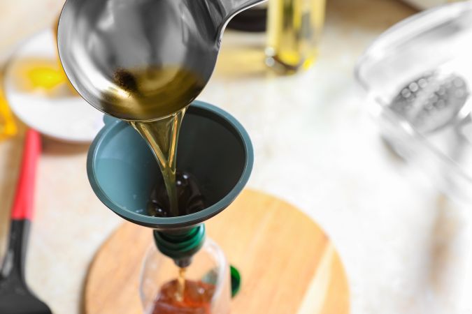 Para hacer jabón casero es importante filtrar muy bien el aceite vegetal usado.