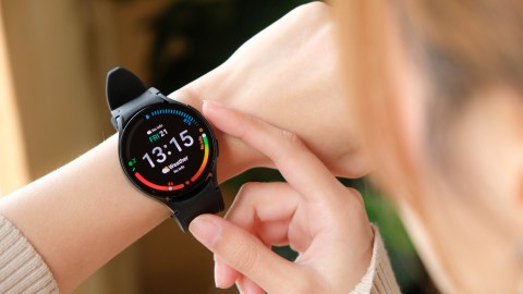 Con funciones impulsadas por Galaxy AI, este smartwatch permite monitorear rendimiento físico, energía diaria, frecuencia cardíaca y calidad del sueño, todo desde la muñeca.