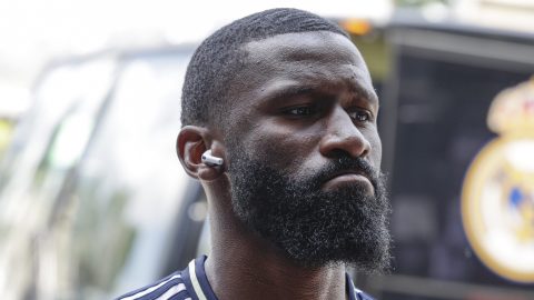 Antonio Rüdiger del Real Madrid llega al partido del Mundial de Clubes entre Real Madrid y Pachuca.