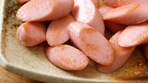 El retiro incluye dos tipos de productos: salchichas y bolitas de pescado.