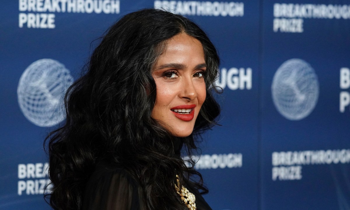 Salma Hayek celebra 25 años de ‘Dogma’ recordando su baile en lencería