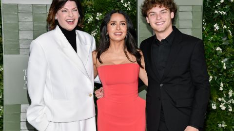 Salma Hayek compartió orgullosa algunas imágenes de esta “familia moderna”.