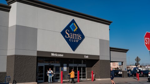 La tienda promedio de Sam’s Club tiene 134.000 pies cuadrados, que podría ser más del doble del tamaño de un campo de fútbol profesional.