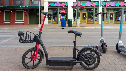 Equipado con un motor de 450 vatios, puede alcanzar velocidades de hasta 25 km/h, ideal para moverse por la ciudad (imagen referencial, no es el producto real).