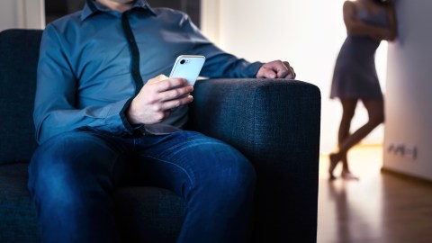 Según el estudio, lo que sucede es que cuando un hombre inteligente se topa con una tentación, analiza el peligro
