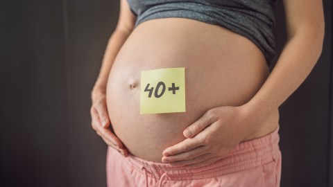 El punto es que cada día las mujeres tienen hijos más tarde. ¿Por qué? Antes no íbamos a la universidad, no trabajábamos, éramos solamente “casa y niños”