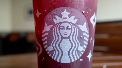 Los sabores frutales son la apuesta de Starbucks para el verano.