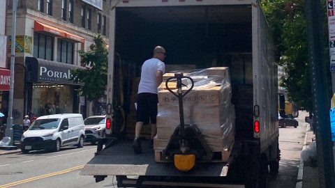 A pesar del calor extremo que arropa a Nueva York, este trabajador realizaba este lunes su trabajo en la arteria comercial de Jamaica, Queens.