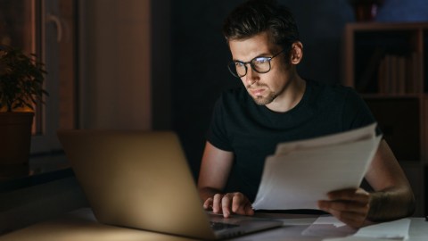 Con una buena computadora, organización y disposición, un trabajo remoto por las noches es pan comido.