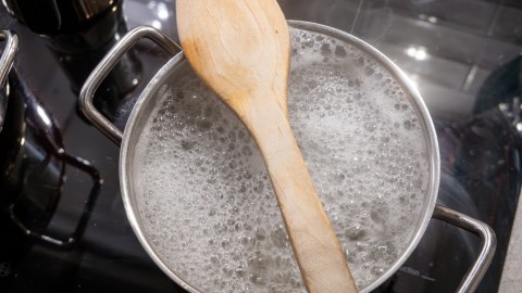 ¿Agregas aceite al agua hervida para que no se peguen los espaguetis? Probablemente no sirva para nada.